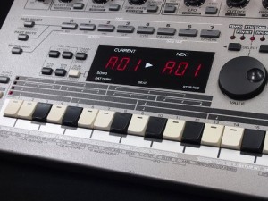 Roland  MC-303