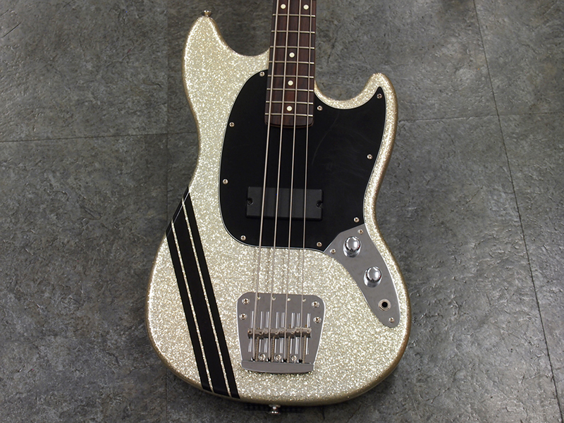 Squier Mikey Way Mustang Bass Flake Silver Sparkle 税込販売価格 42 800 中古 シルバーのスパークルカラーに ブラックのコンペラインの入った個性的なルックス 状態の良い中古品です 浜松の中古楽器の買取 販売 ギターとリペア 修理 の事ならソニックス