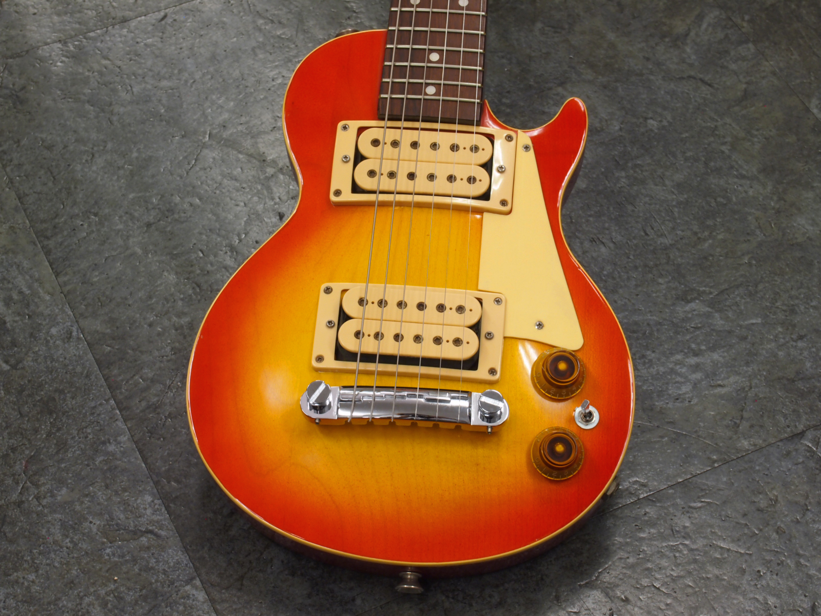 No Brand Mini Les Paul 税込販売価格 26 800 中古 正体不明のミニレスポール 多分日本製です 信じられないことに めっっちゃアグレッシブでナイスな音してます 浜松の中古楽器の買取 販売 ギターとリペア 修理 の事ならソニックス